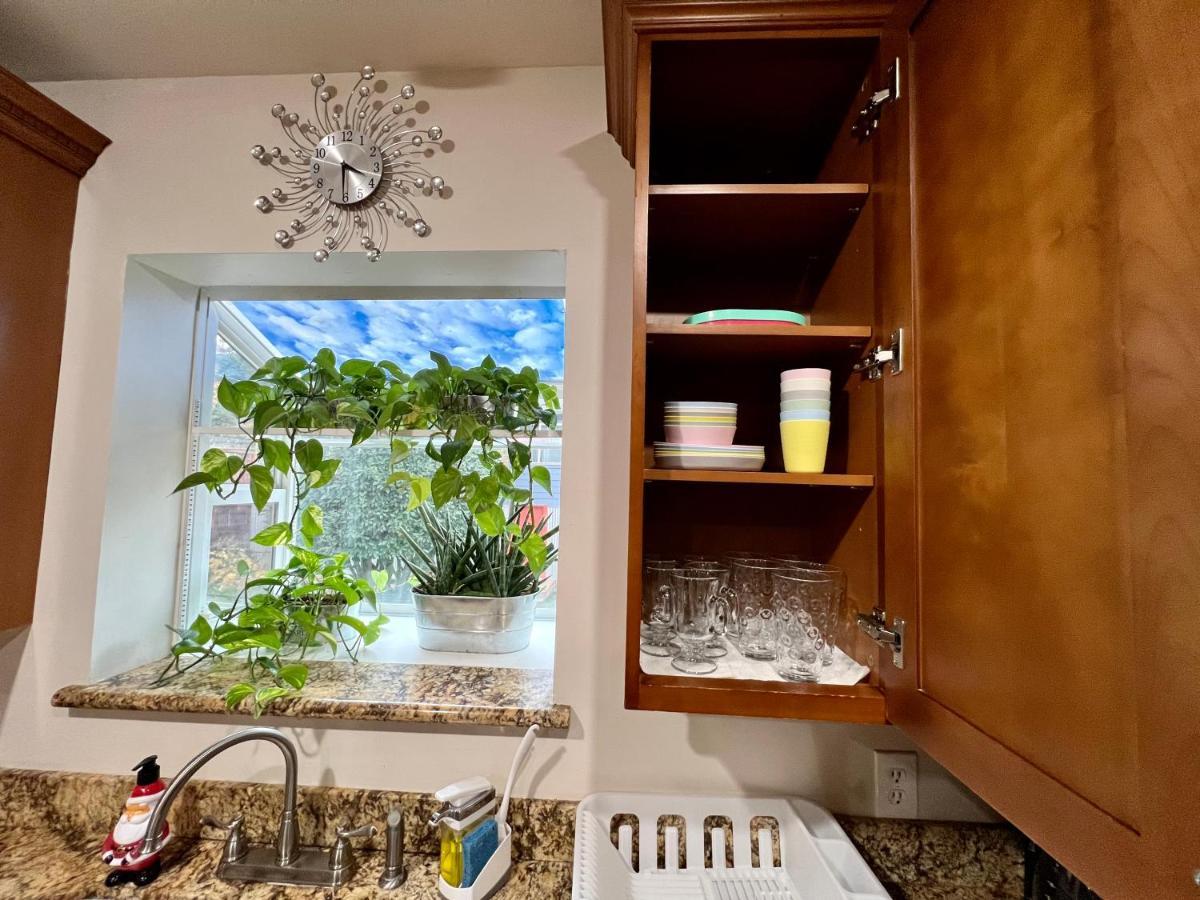 With 2 Bedrooms A King Bed Queen Bed And An Extra Sofa Bed Located 10 Minutes From Seatac Airport And 20 Minutes From Downtown