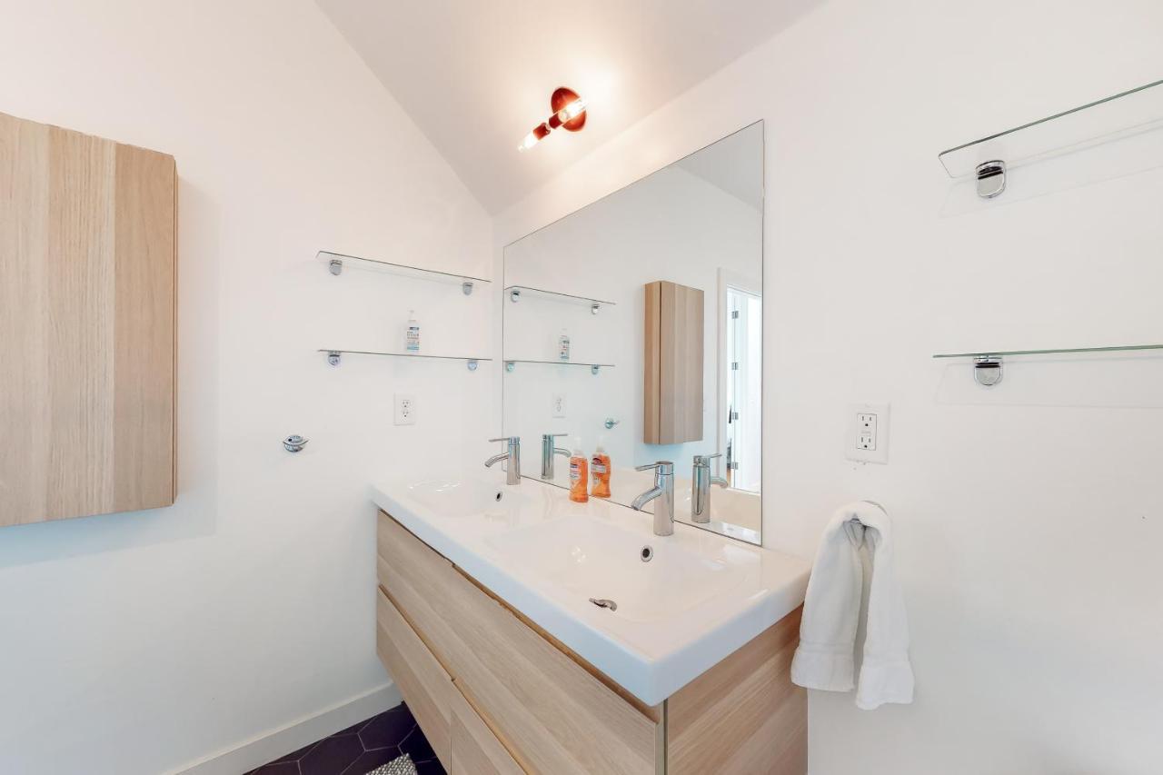 Lake Washington Adventures Holiday home