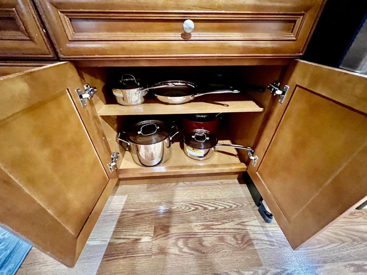 With 2 Bedrooms A King Bed Queen Bed And An Extra Sofa Bed Located 10 Minutes From Seatac Airport And 20 Minutes From Downtown * Seattle