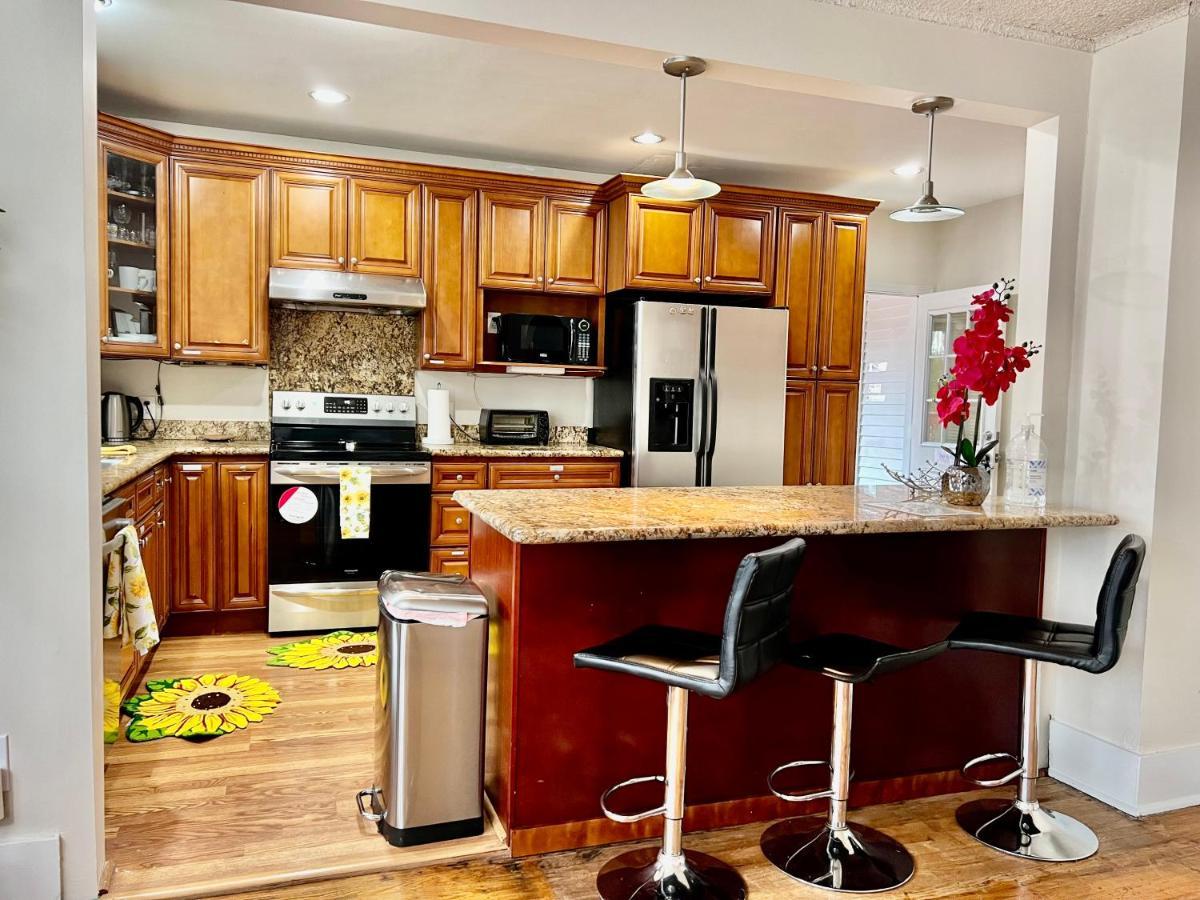 Holiday home With 2 Bedrooms A King Bed Queen Bed And An Extra Sofa Bed Located 10 Minutes From Seatac Airport And 20 Minutes From Downtown Seattle