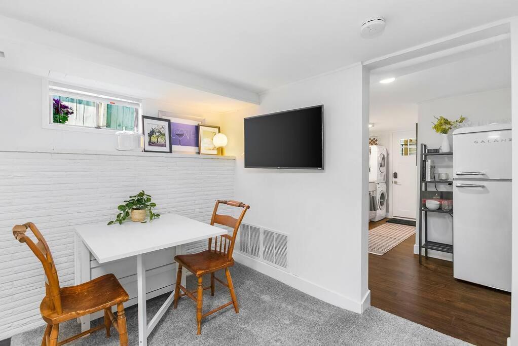 Lilac In Law, Picturesque Lower Unit Apartment Seattle
