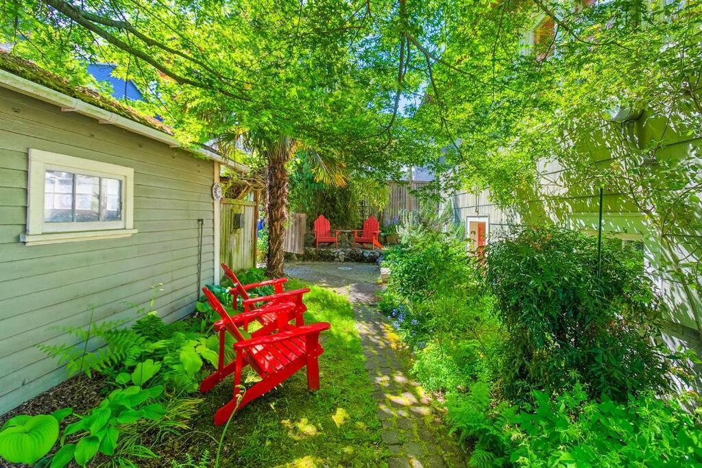 Holiday home Enchanted Path To A Gardenscape - 92 Walkscore! *