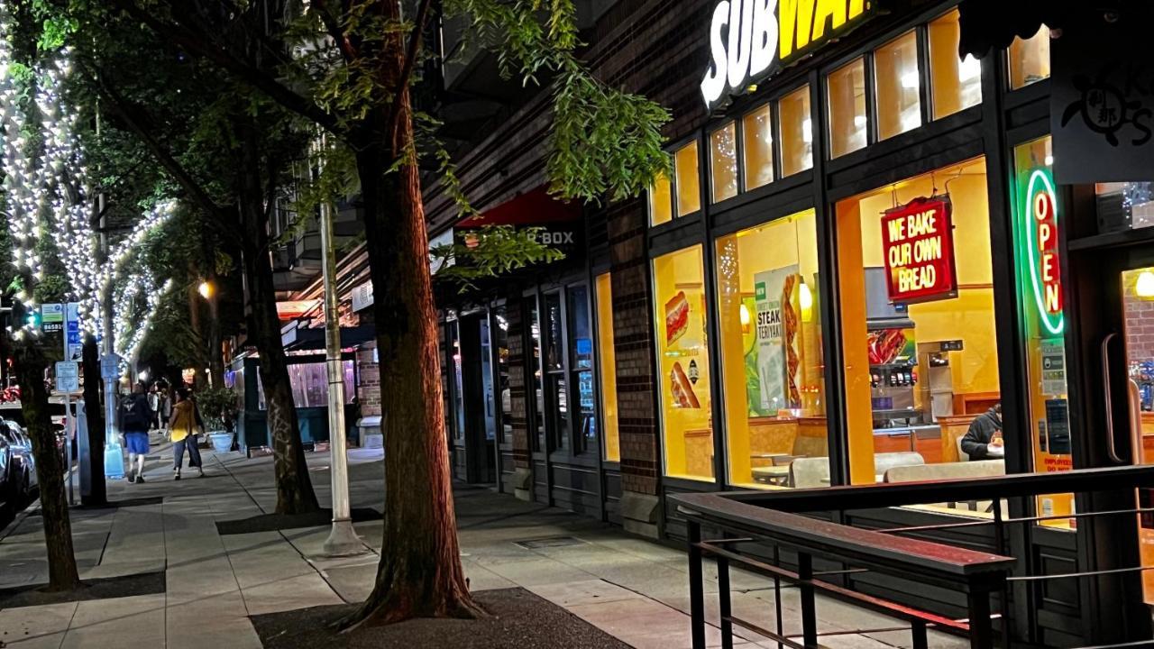 Cozy Nearby Attractions Center Apartment Seattle