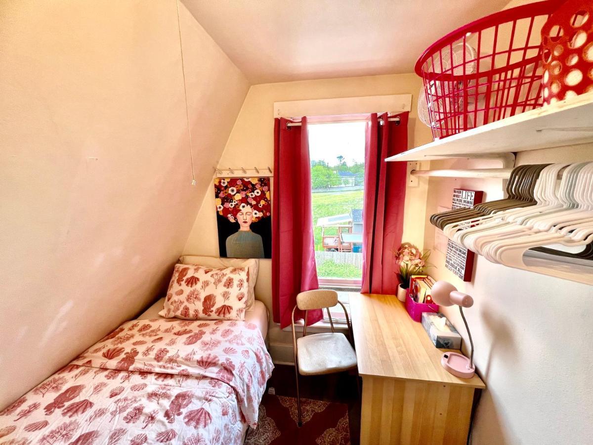 Homestay Private Tiny With Shared Bathroom Near Seatac Airport And Downtown