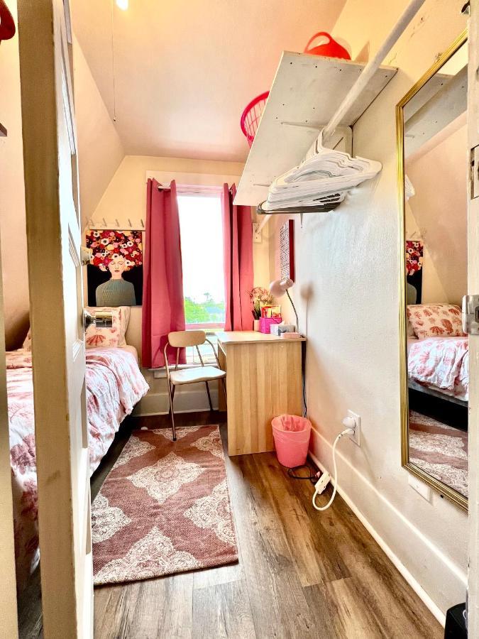 Private Tiny With Shared Bathroom Near Seatac Airport And Downtown Seattle