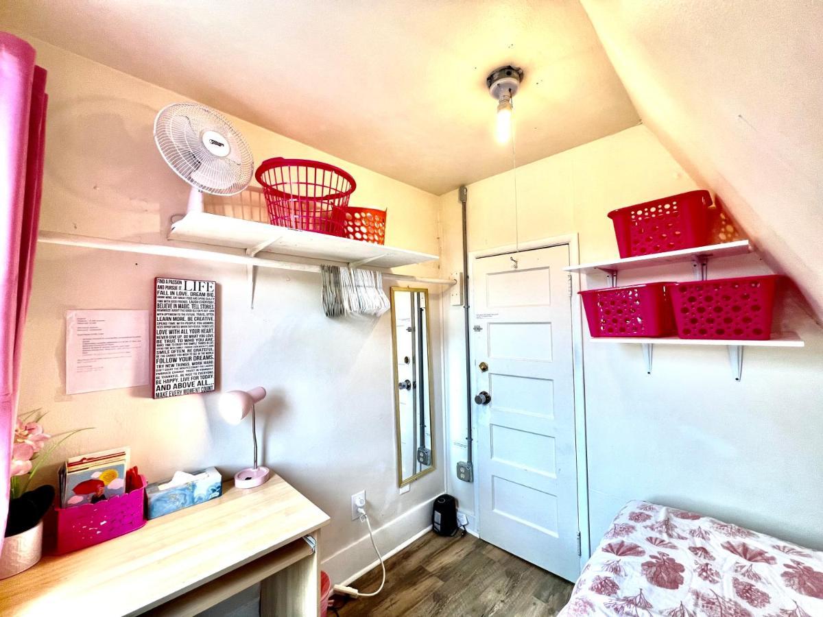 Homestay Private Tiny With Shared Bathroom Near Seatac Airport And Downtown *