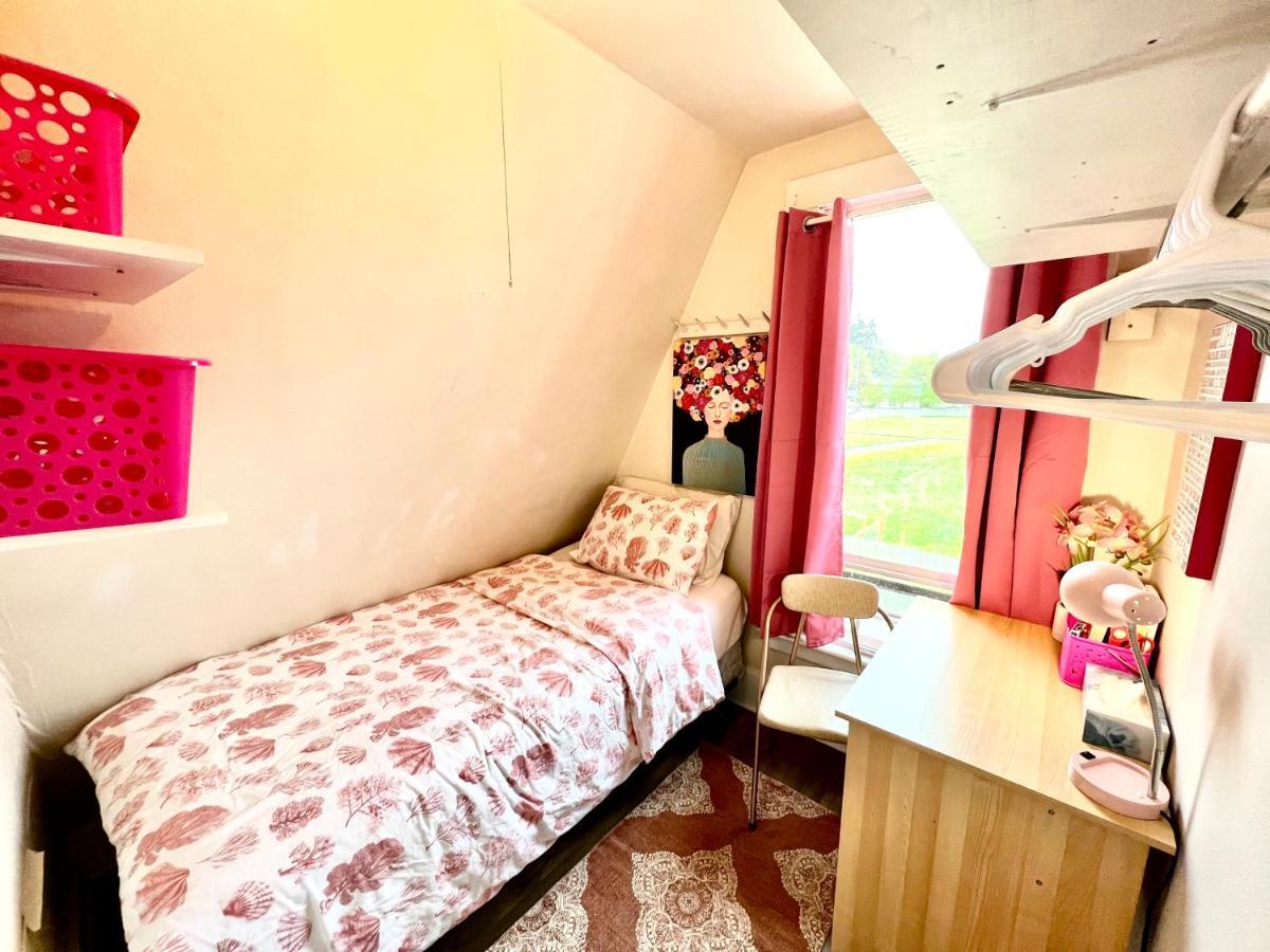 Private Tiny With Shared Bathroom Near Seatac Airport And Downtown Seattle