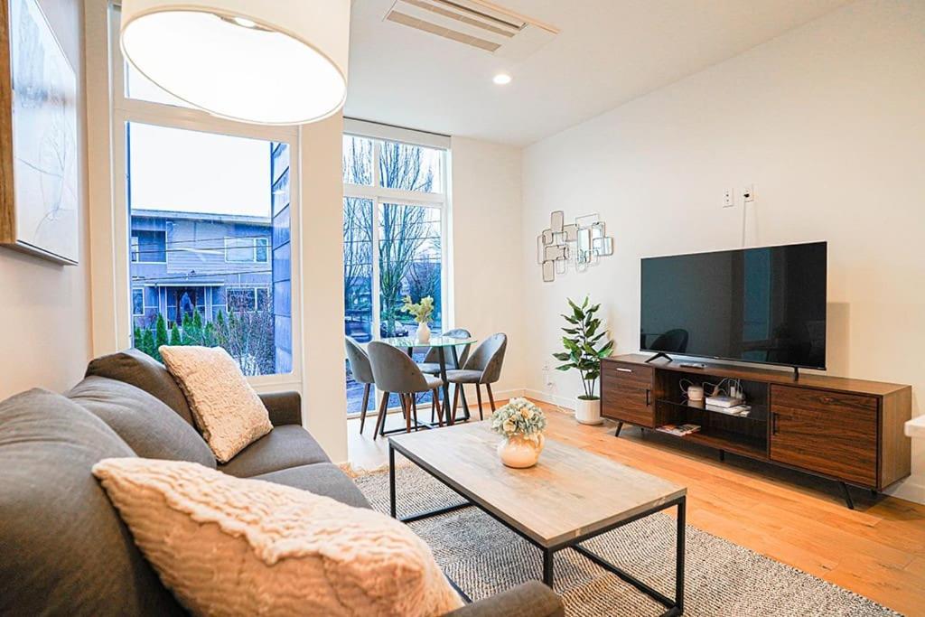 Modern Home, Rooftop View, 3 Block Beacon Station Holiday home *