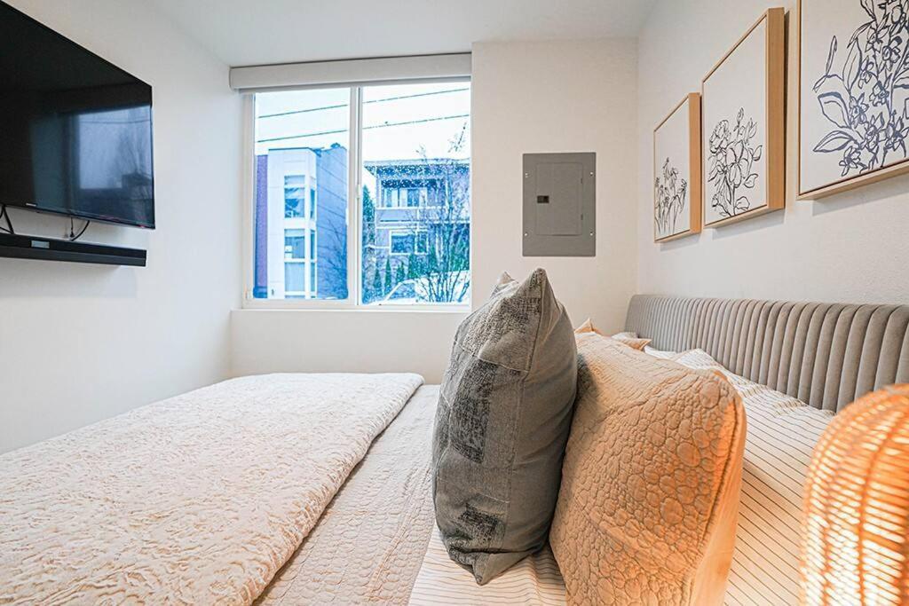 Modern Home, Rooftop View, 3 Block Beacon Station Holiday home *