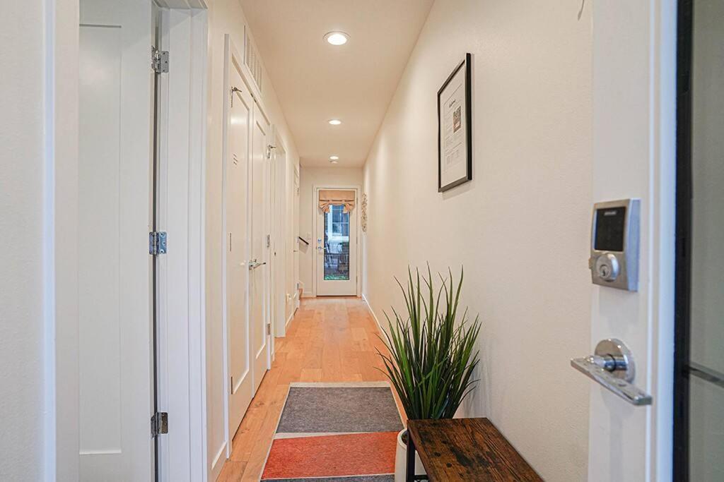 Modern Home, Rooftop View, 3 Block Beacon Station *