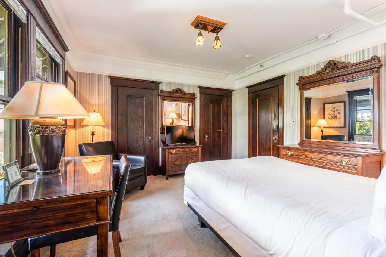 Gaslight 3* Seattle