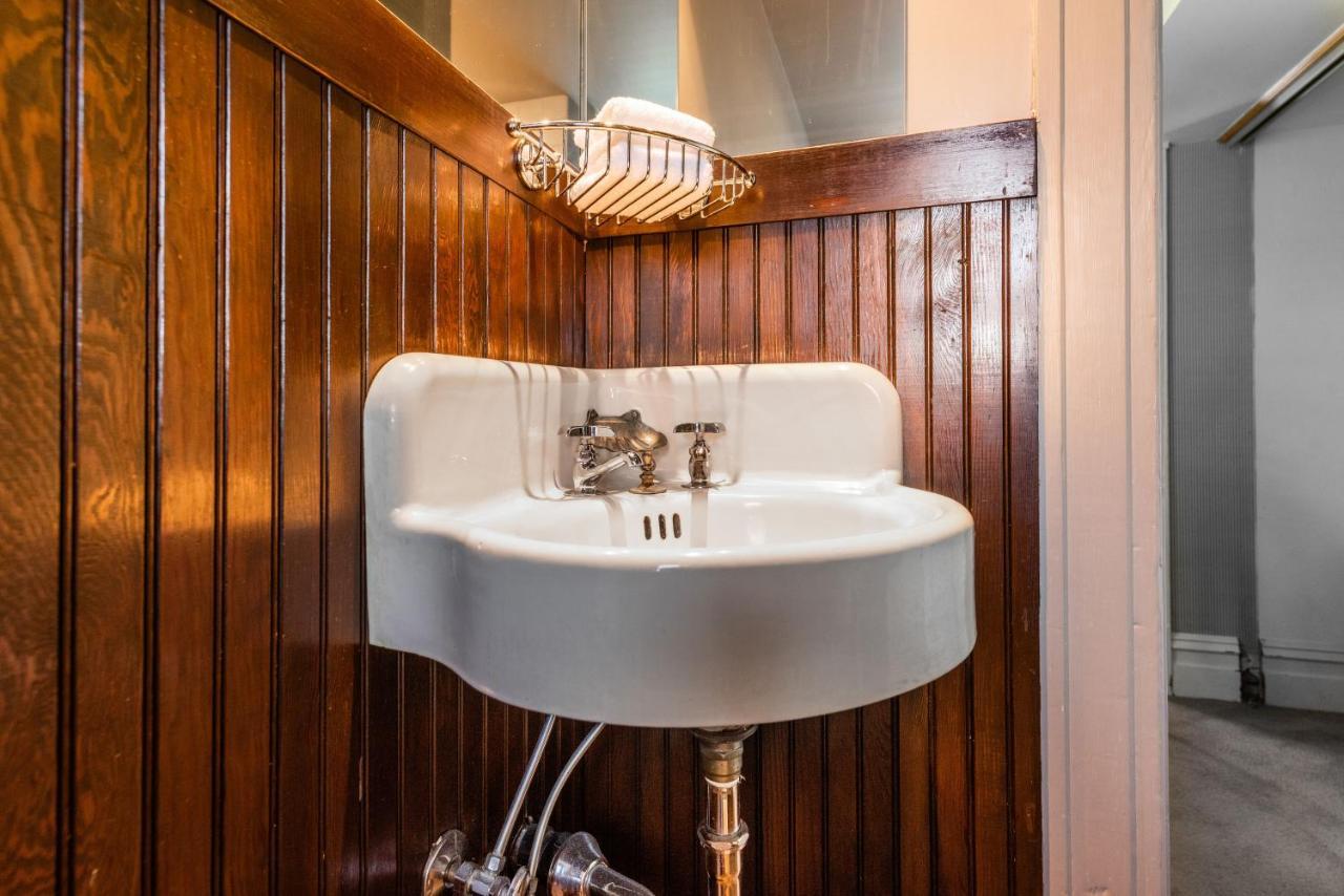 Gaslight 3* Seattle