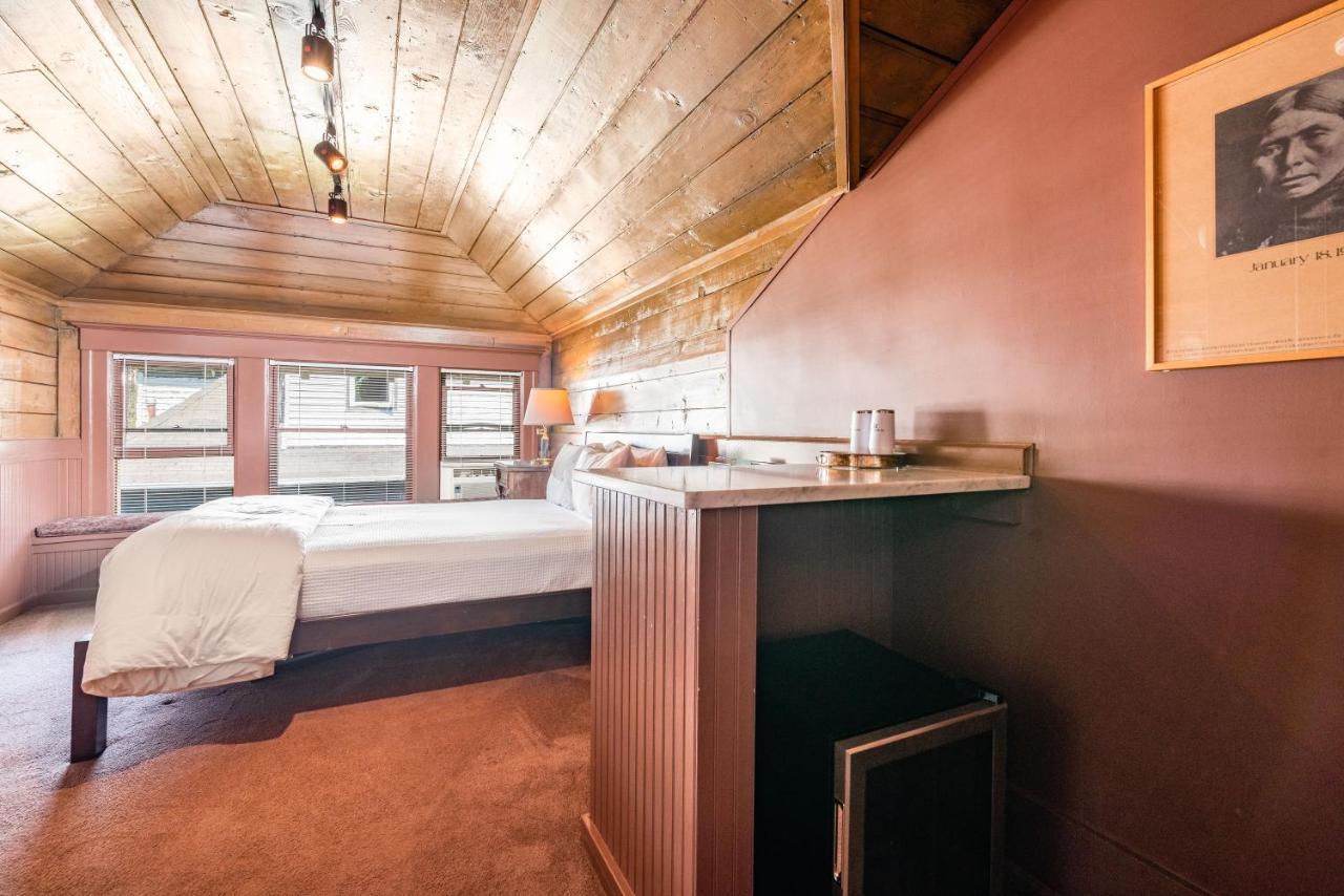 Gaslight 3* Seattle