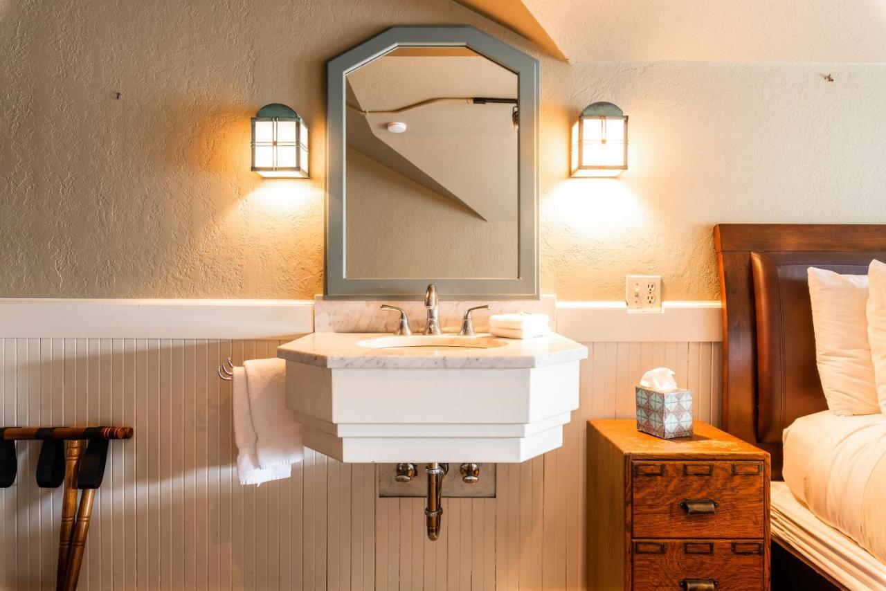 Gaslight 3* Seattle
