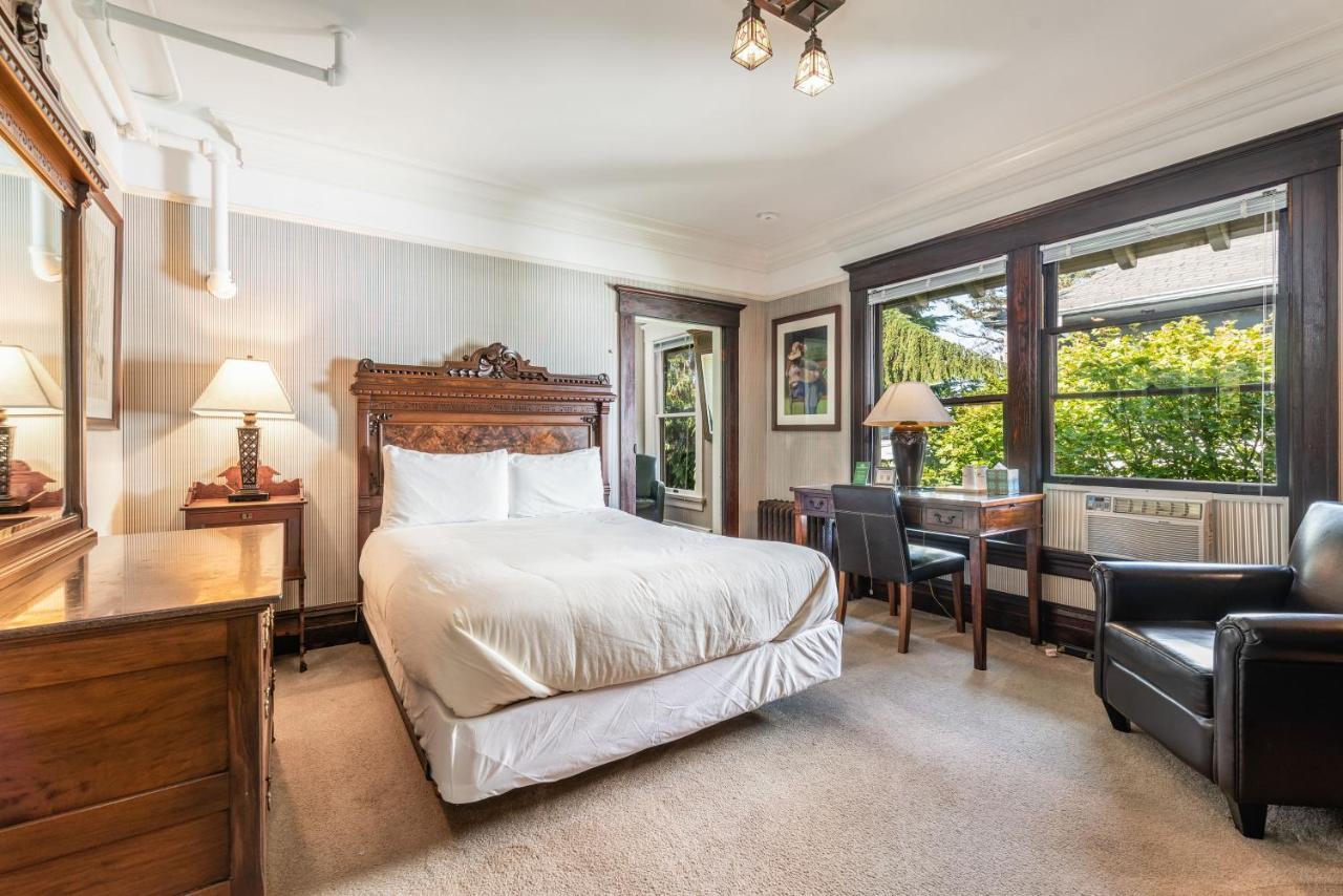 Inn Gaslight