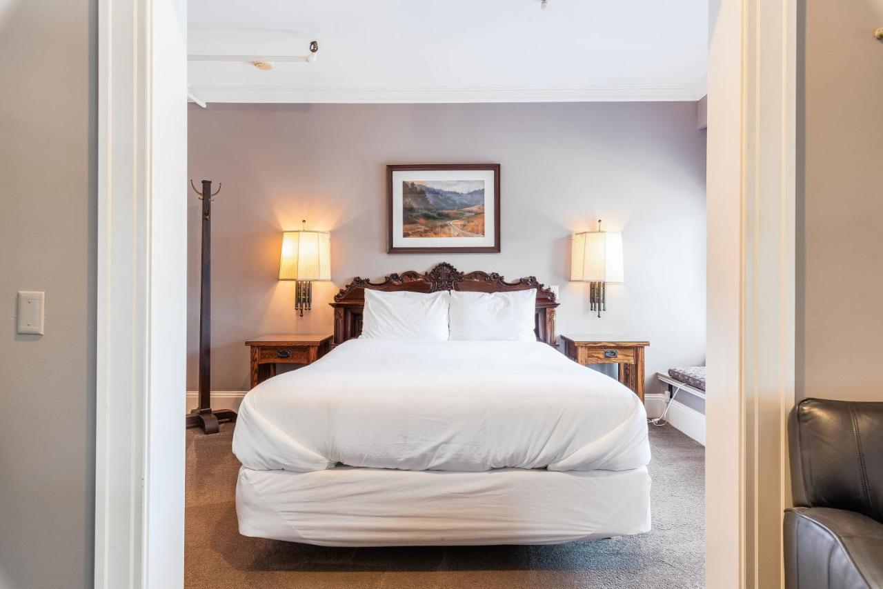 Gaslight 3* Seattle