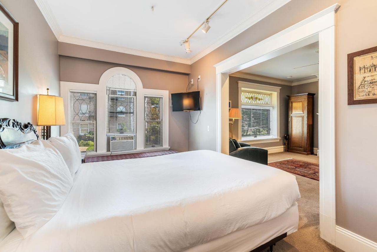 Gaslight 3* Seattle
