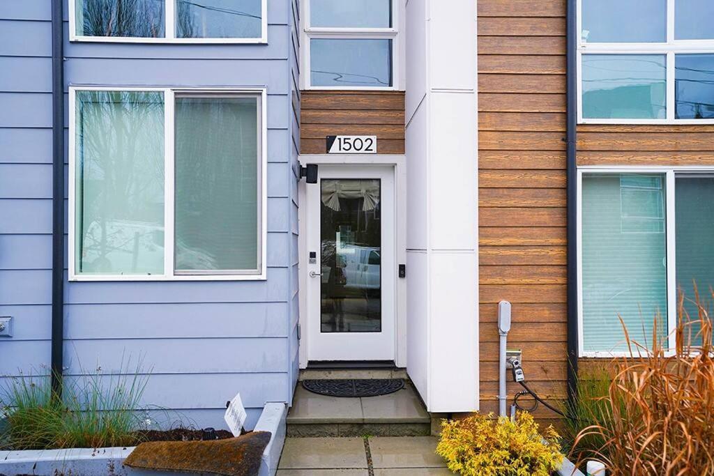 Modern Home, Rooftop View, 3 Block Beacon Station *