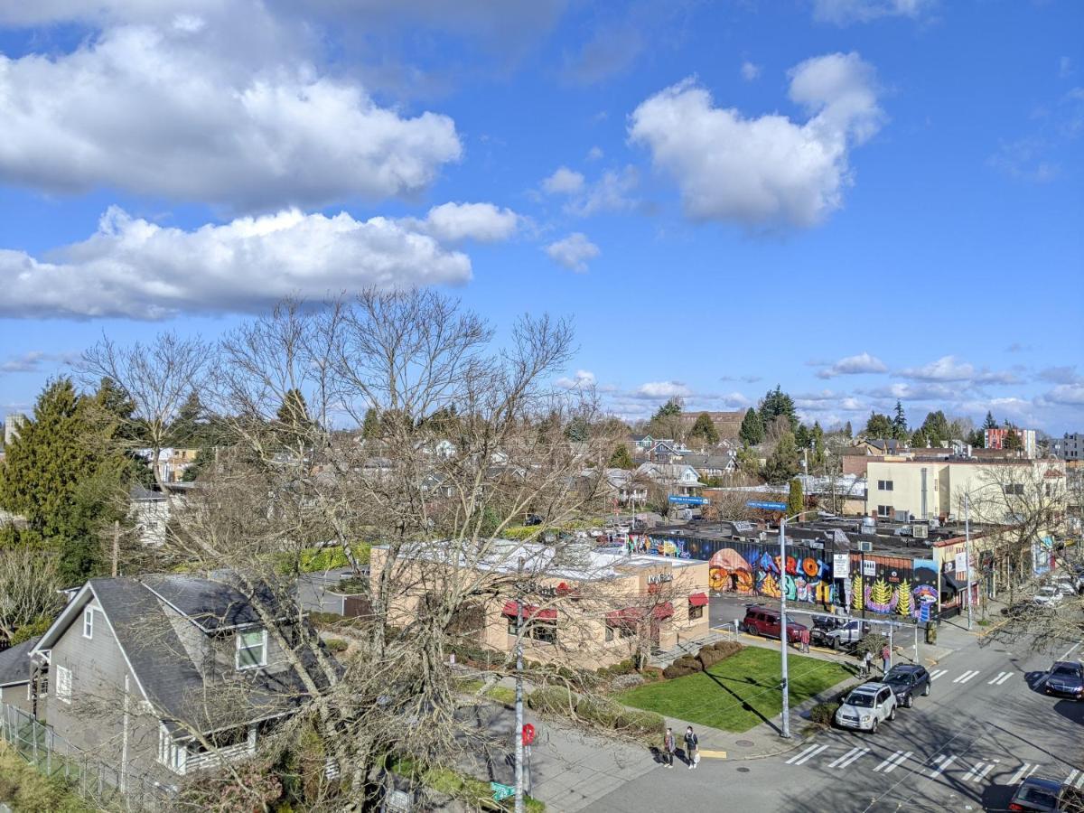 A Premier Smart With Parking Apartment Seattle