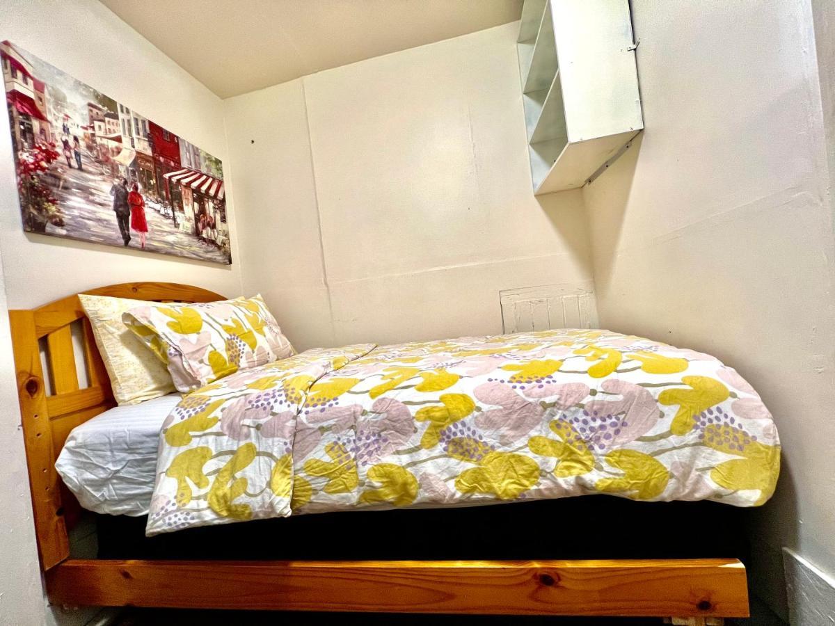 Tiny Private At The Upper Level Of A Big House With Shared Bathroom Homestay