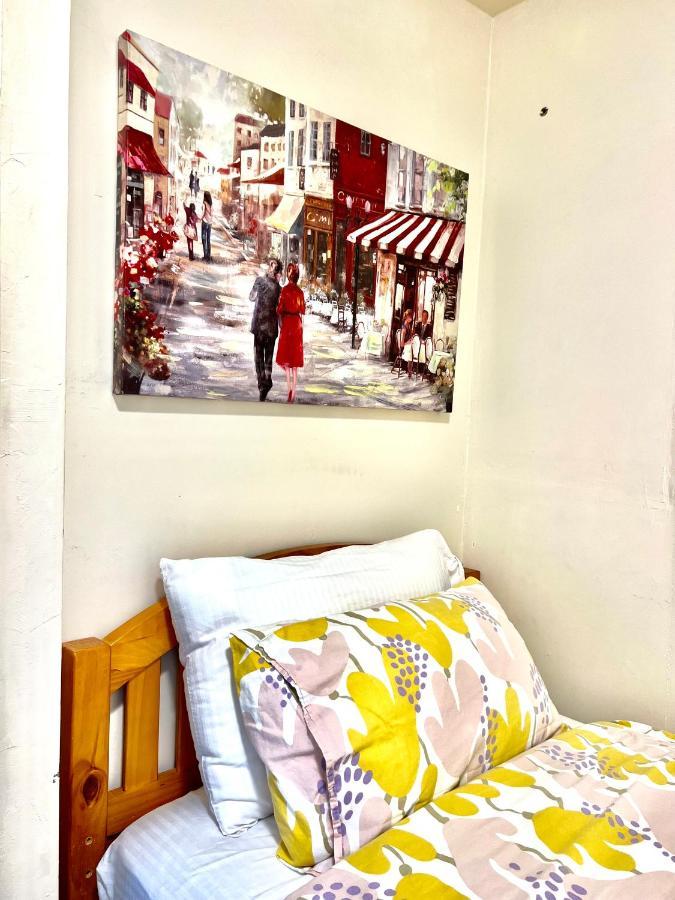 Tiny Private At The Upper Level Of A Big House With Shared Bathroom Homestay *