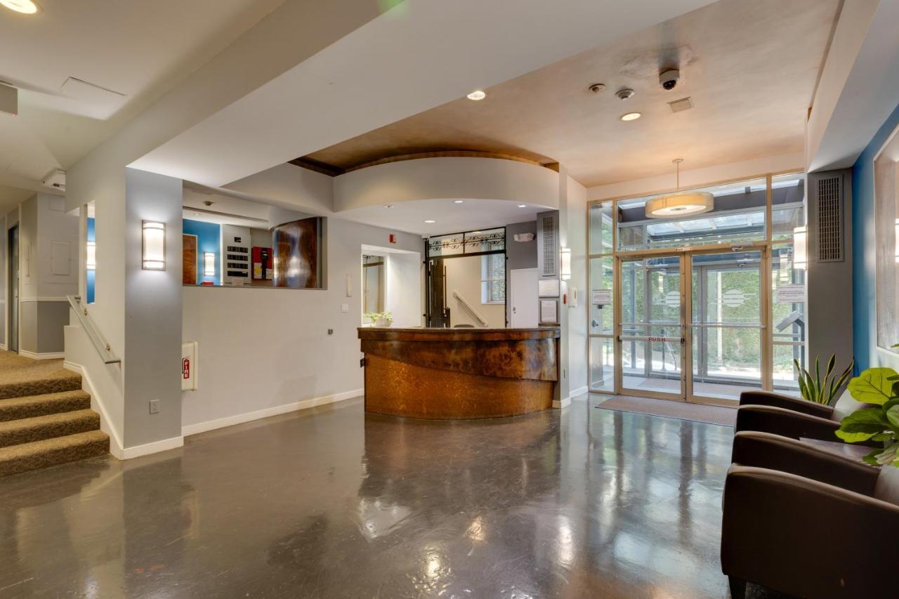 Downtown With Rooftop Deck And Views! * Seattle