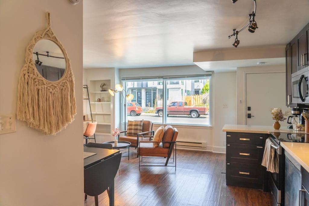Seaside Serenity 1 Bedroom With Balcony Near Alki Apartment *