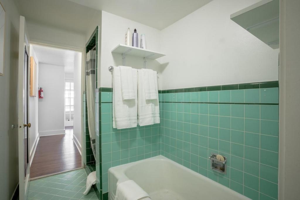 Seaside Serenity 1 Bedroom With Balcony Near Alki *