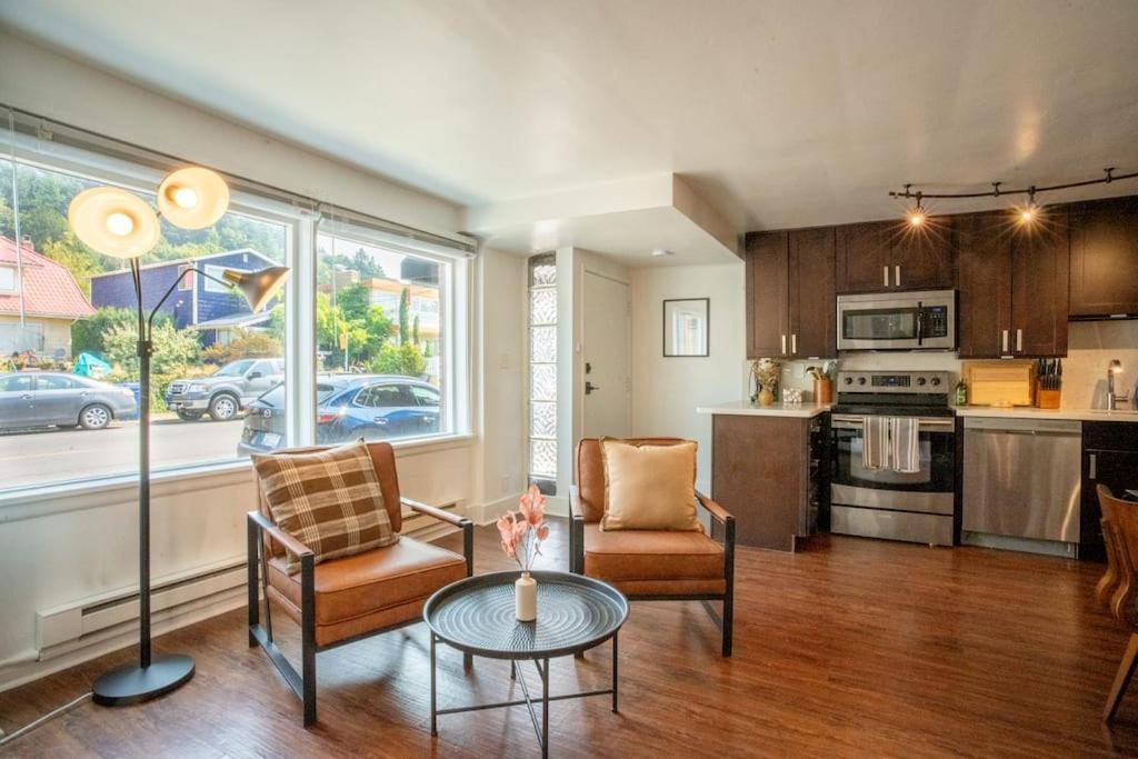 Seaside Serenity 1 Bedroom With Balcony Near Alki Seattle