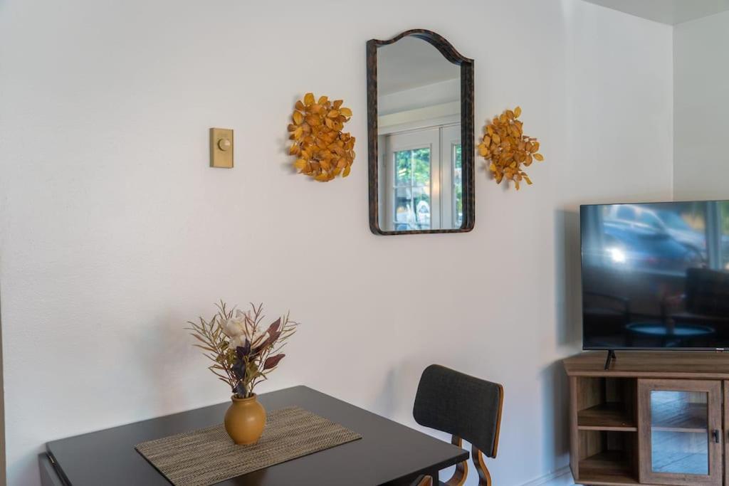 Apartment Seaside Serenity 1 Bedroom With Balcony Near Alki Seattle