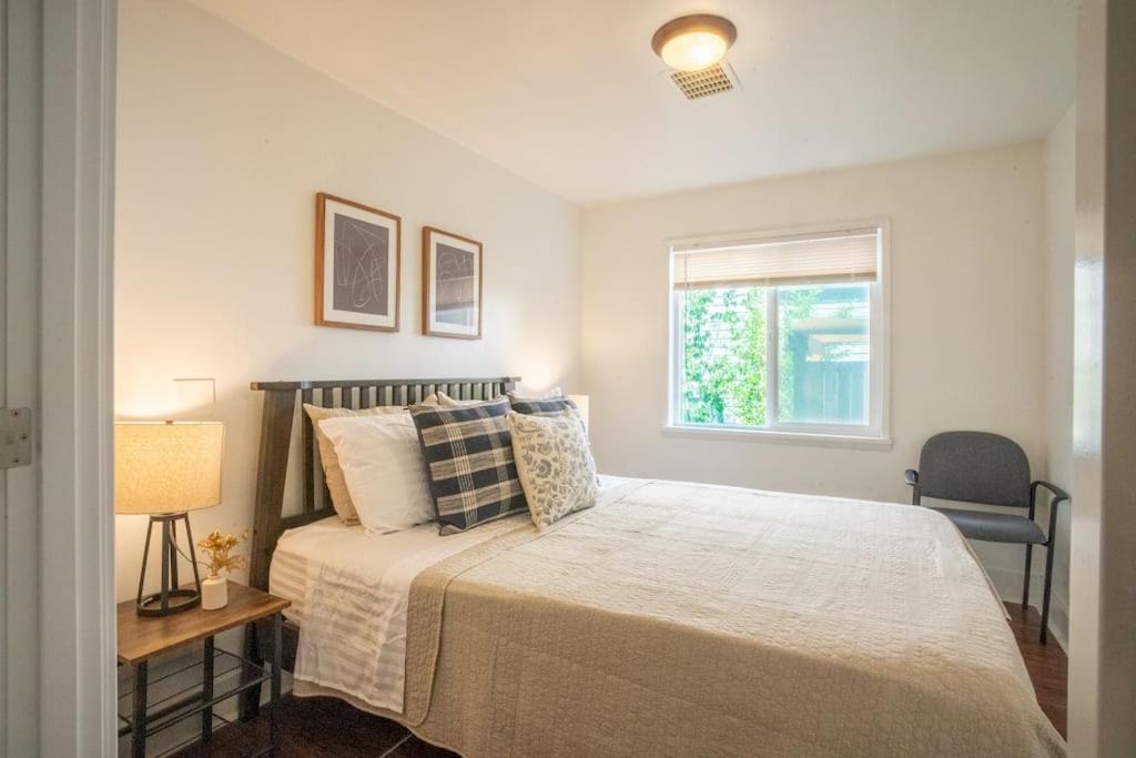 Seaside Serenity 1 Bedroom With Balcony Near Alki Apartment Seattle
