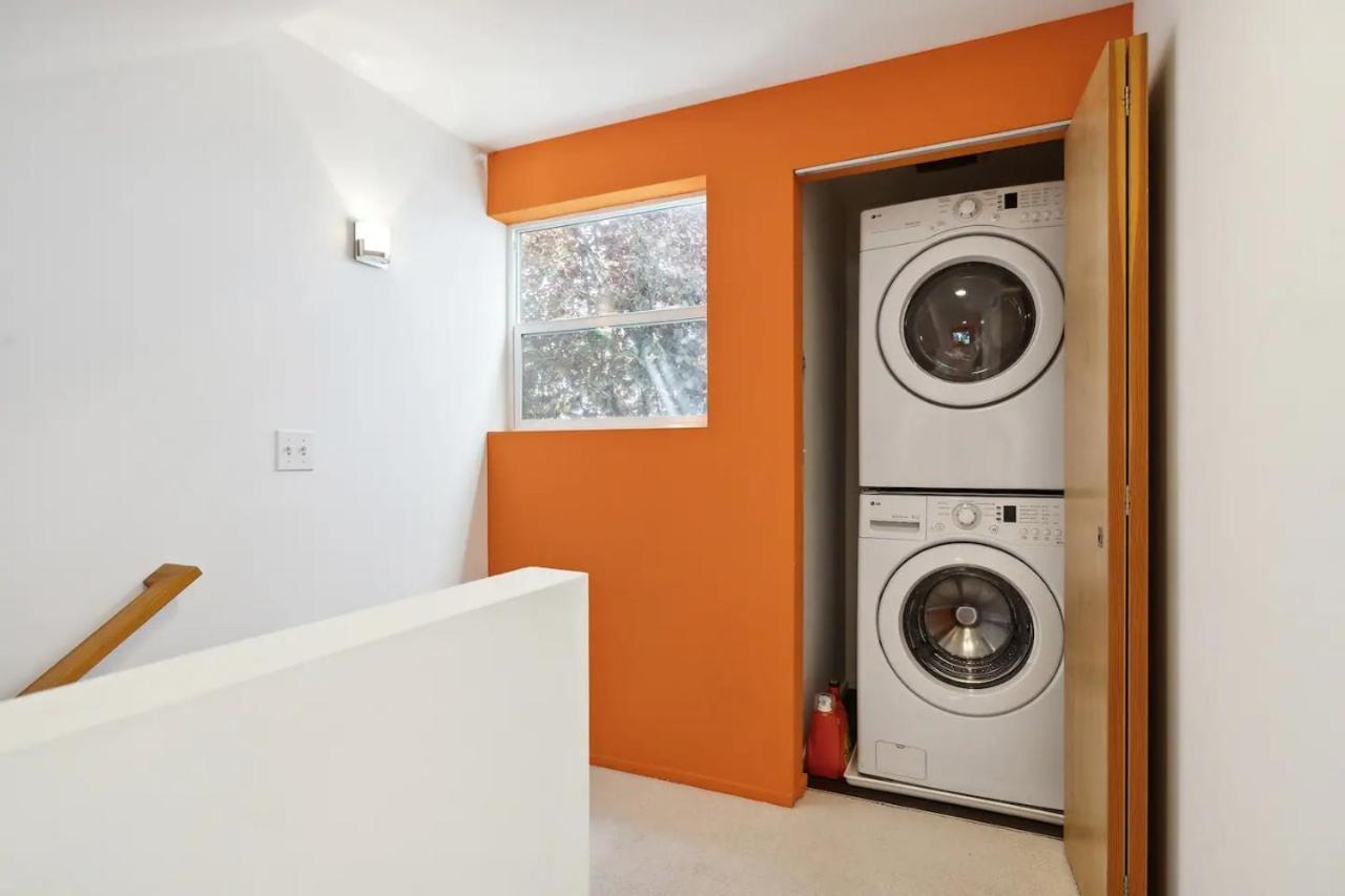 Holiday home Smart Minimal 3br 2.5bath House With Parking