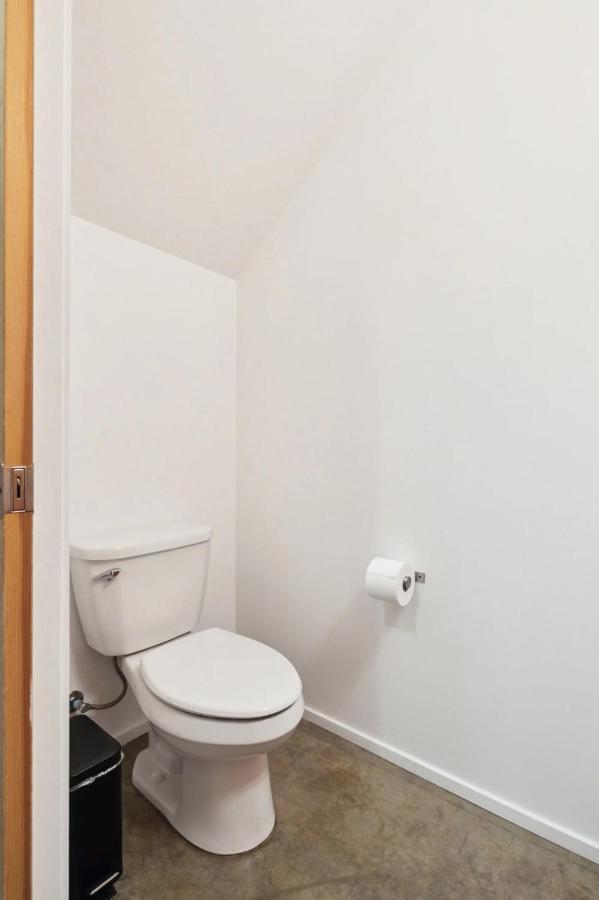 Smart Minimal 3br 2.5bath House With Parking *