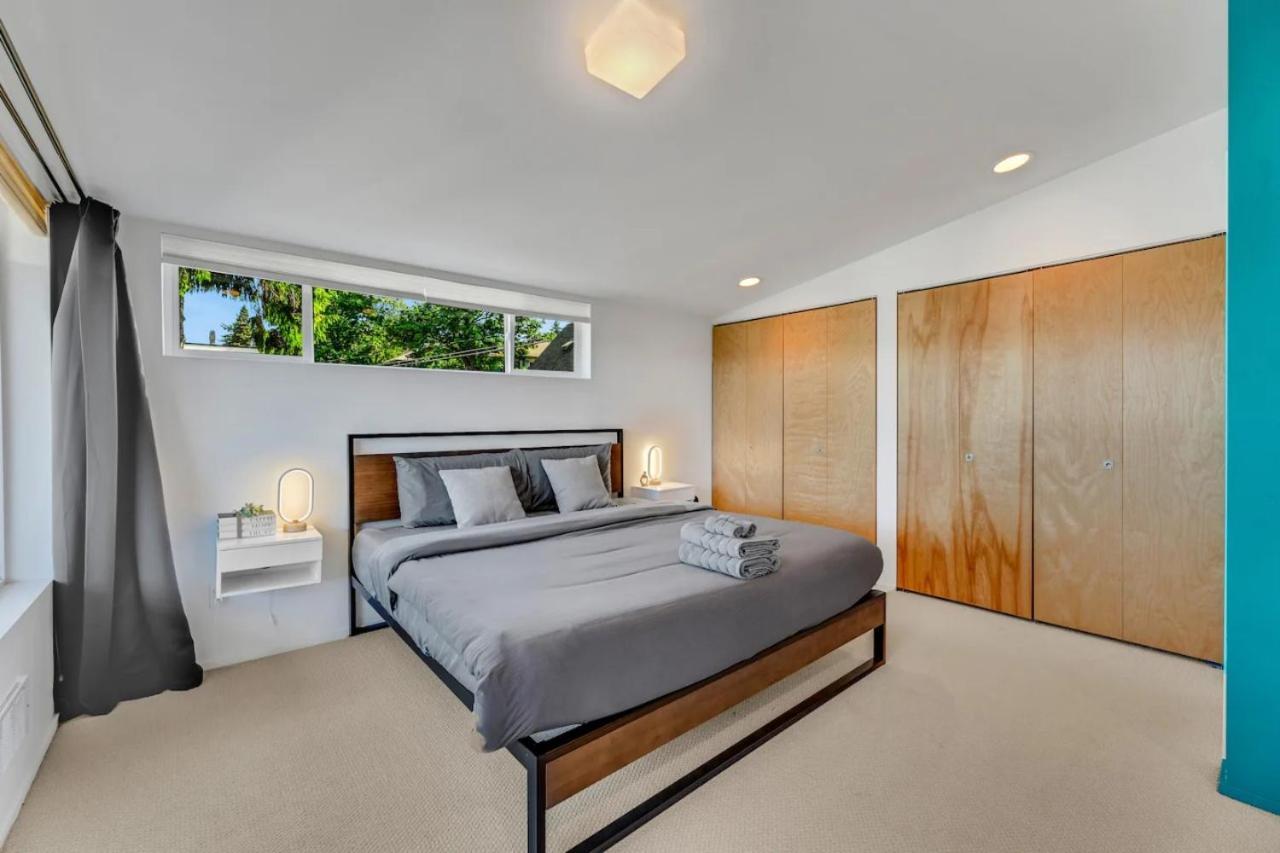 Holiday home Smart Minimal 3br 2.5bath House With Parking Seattle