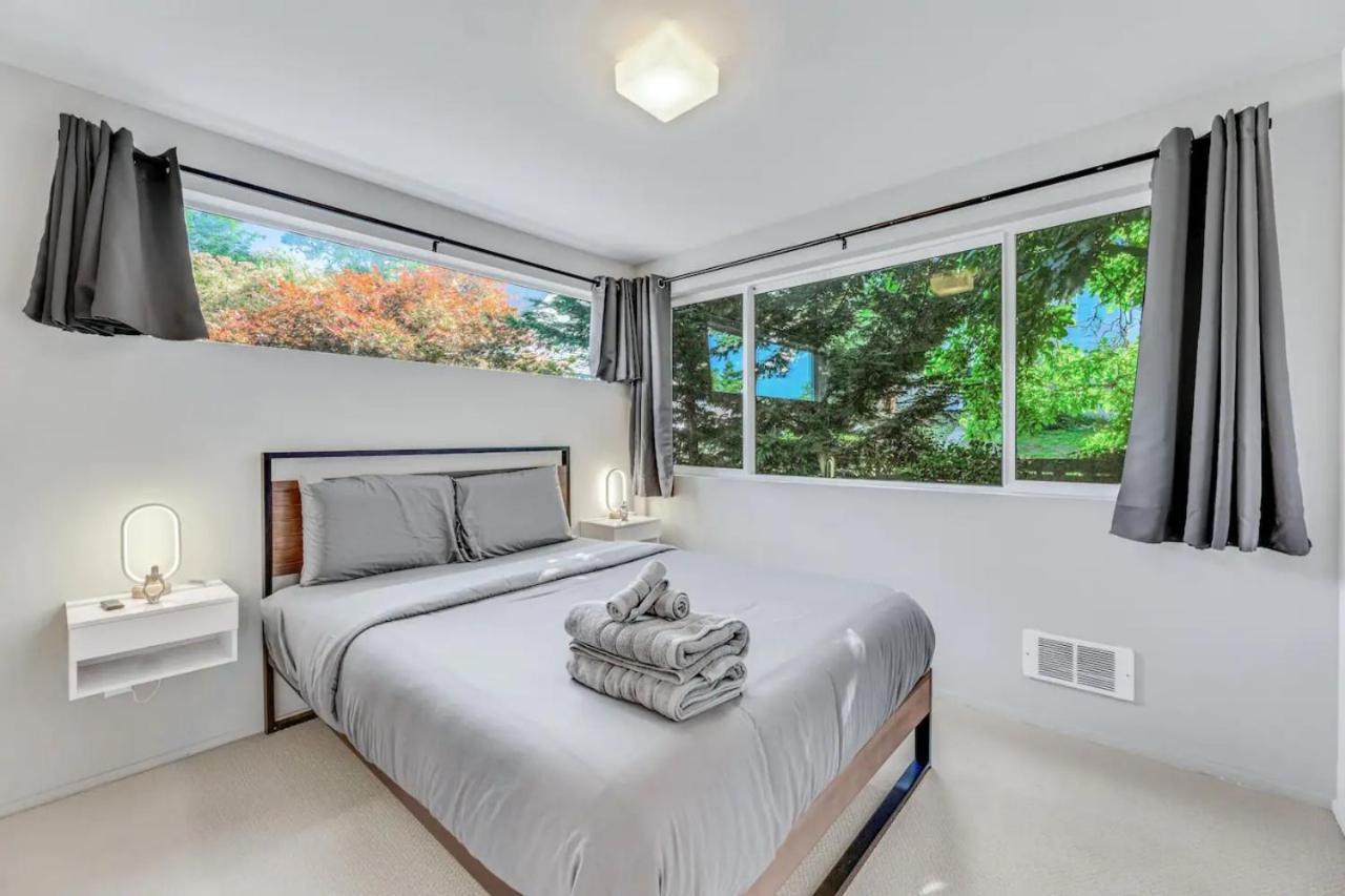 Smart Minimal 3br 2.5bath House With Parking * Seattle