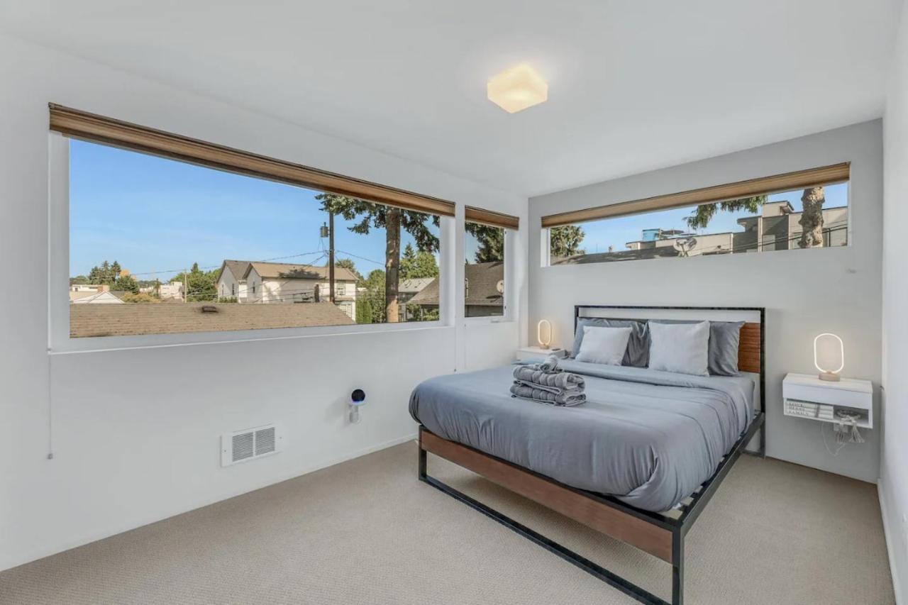 Smart Minimal 3br 2.5bath House With Parking Holiday home Seattle