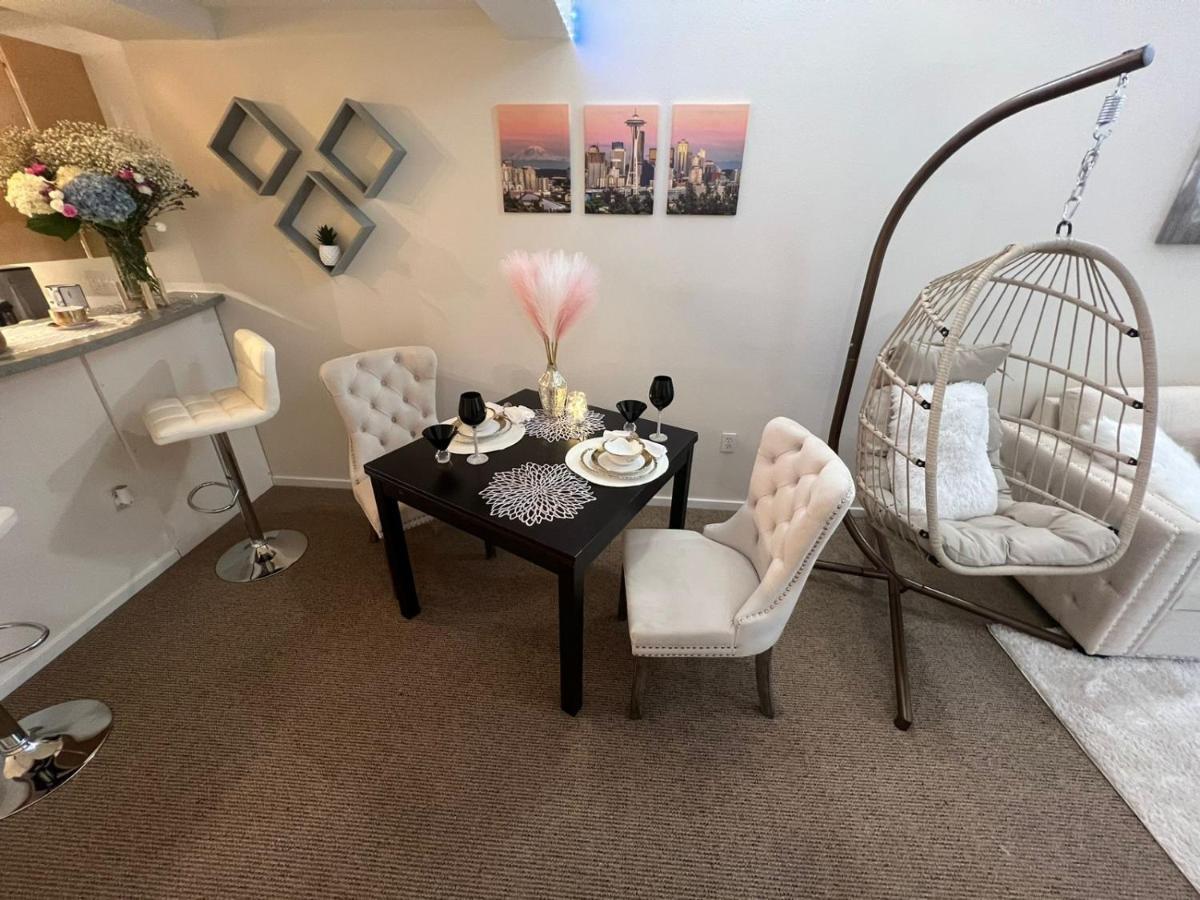 Cozy Downtown Retreat With Space Needle View *