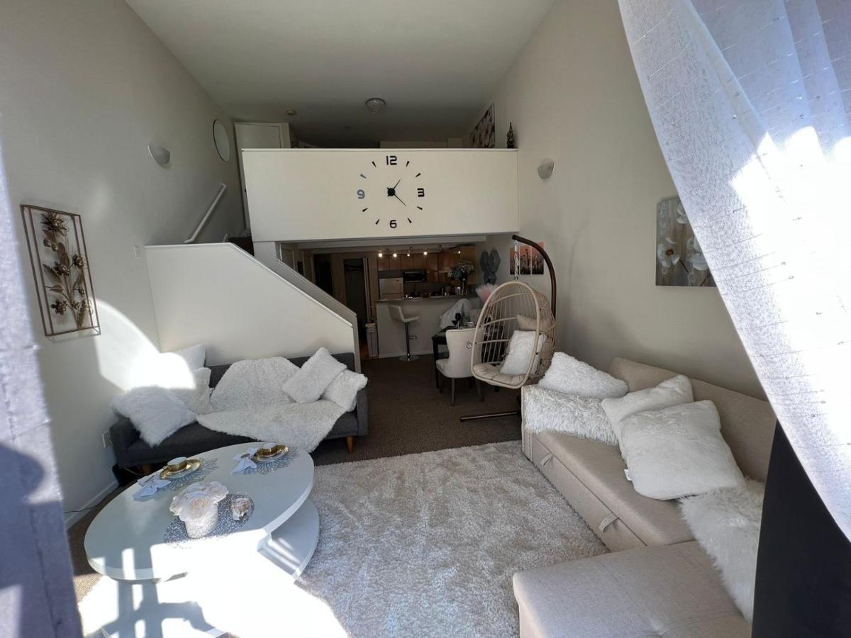 Cozy Downtown Retreat With Space Needle View Apartment