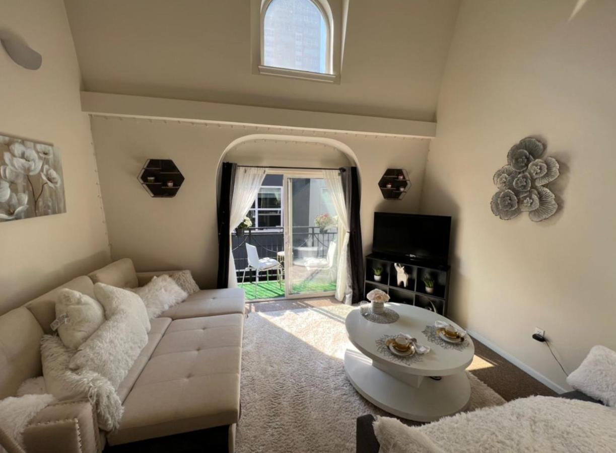 Cozy Downtown Retreat With Space Needle View
