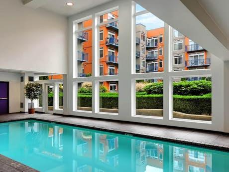 Penthouse Downtown, Top Floor 4 Beds, 2baths *