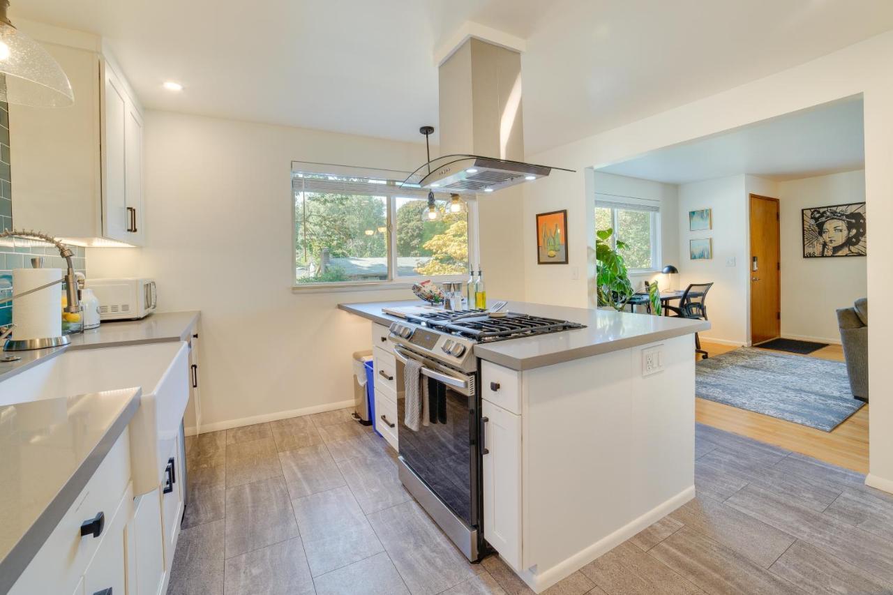 Vacation With Hot Tub 5 Mi To Downtown Holiday home Seattle