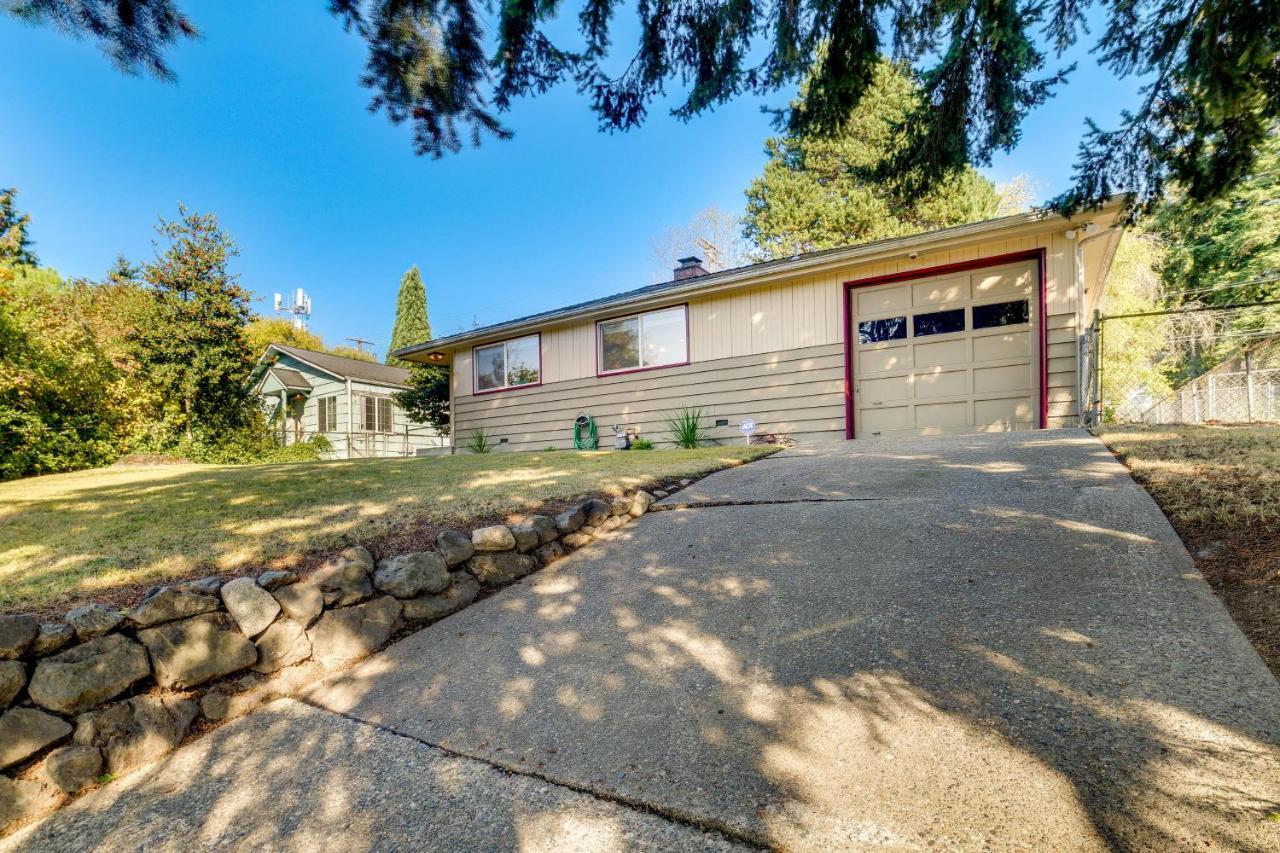 Vacation With Hot Tub 5 Mi To Downtown Holiday home