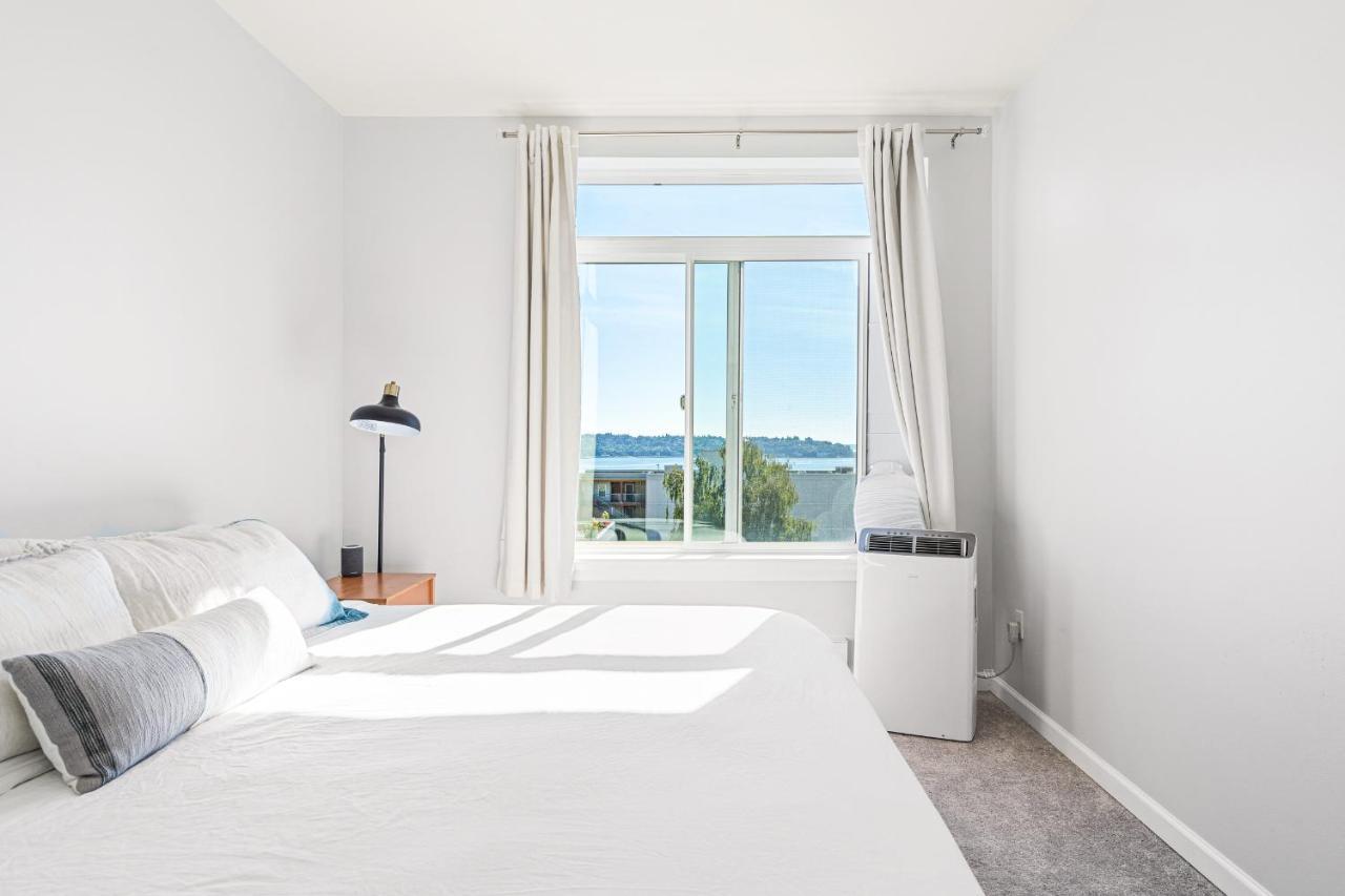 Apartment 1 Bedroom With Stunning Puget Sound View *
