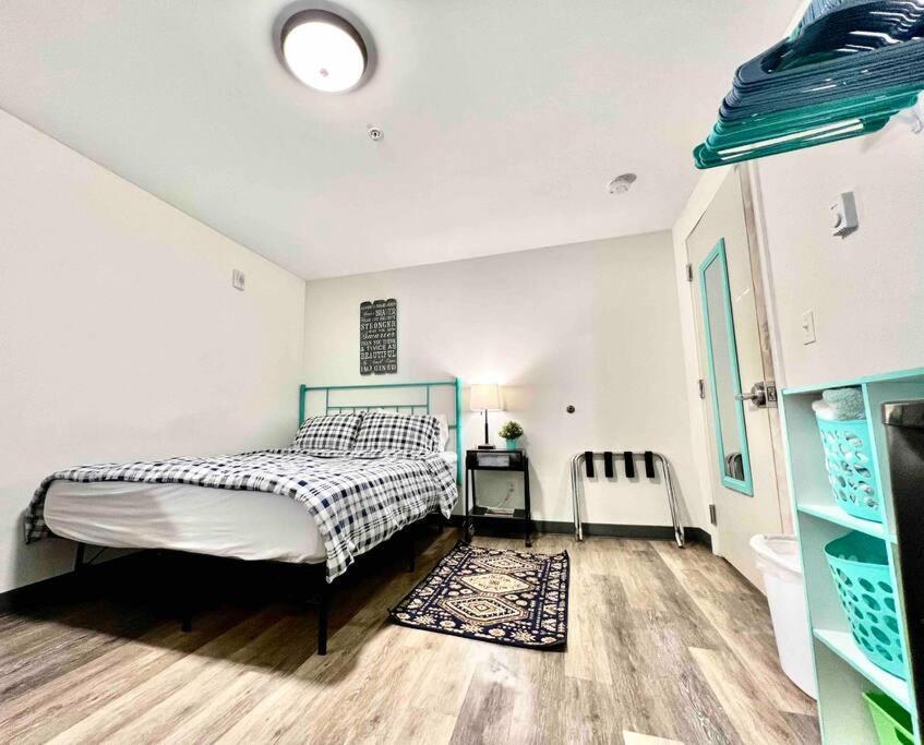 Private With Shared Bathroom On The 1st Floor 10 Minutes Walk To Of Washington