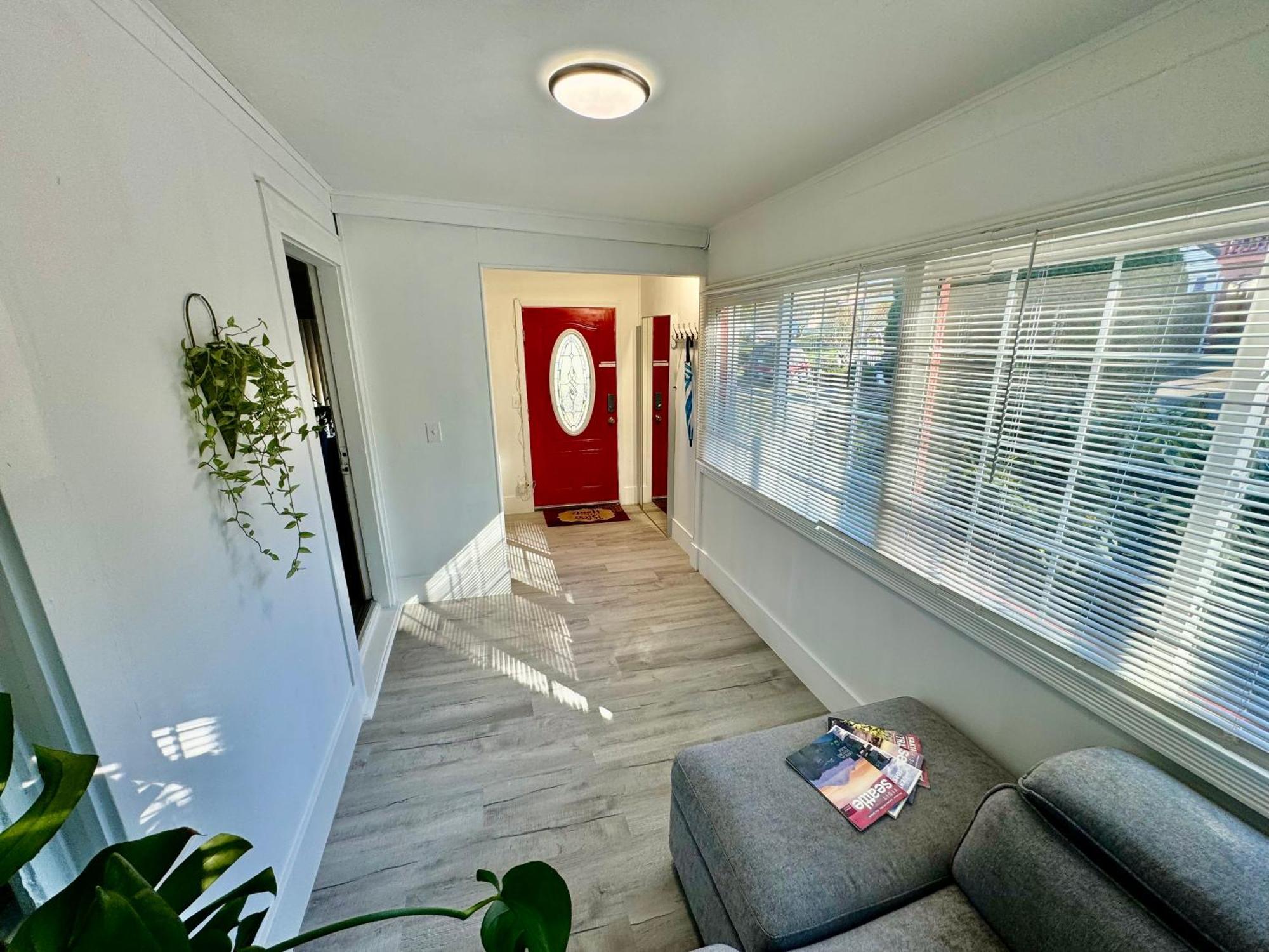 With 2 Bedrooms A King Bed Queen Bed And An Extra Sofa Bed Located 10 Minutes From Seatac Airport And 20 Minutes From Downtown