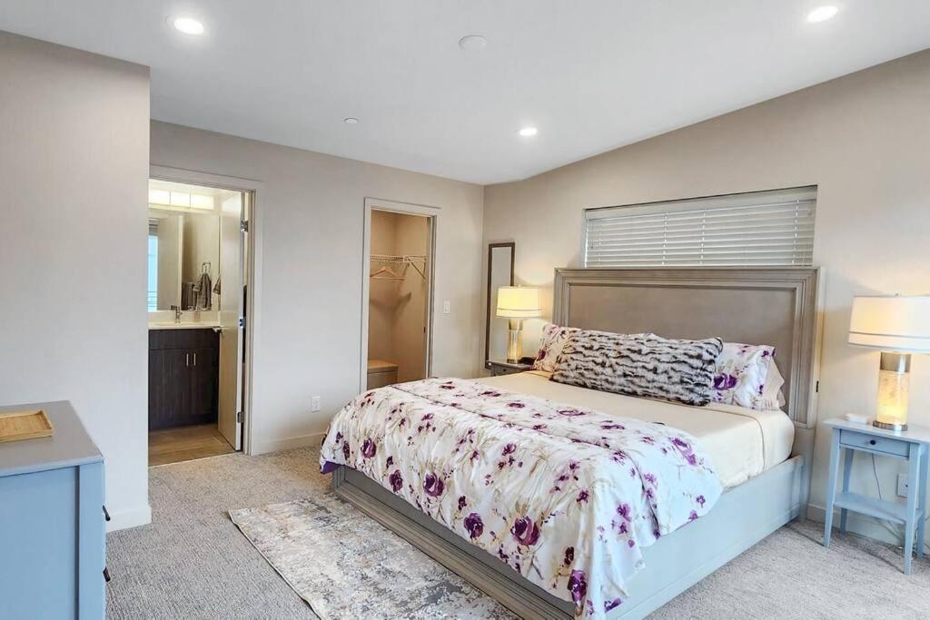West Seattle's Modern Townhome Holiday home