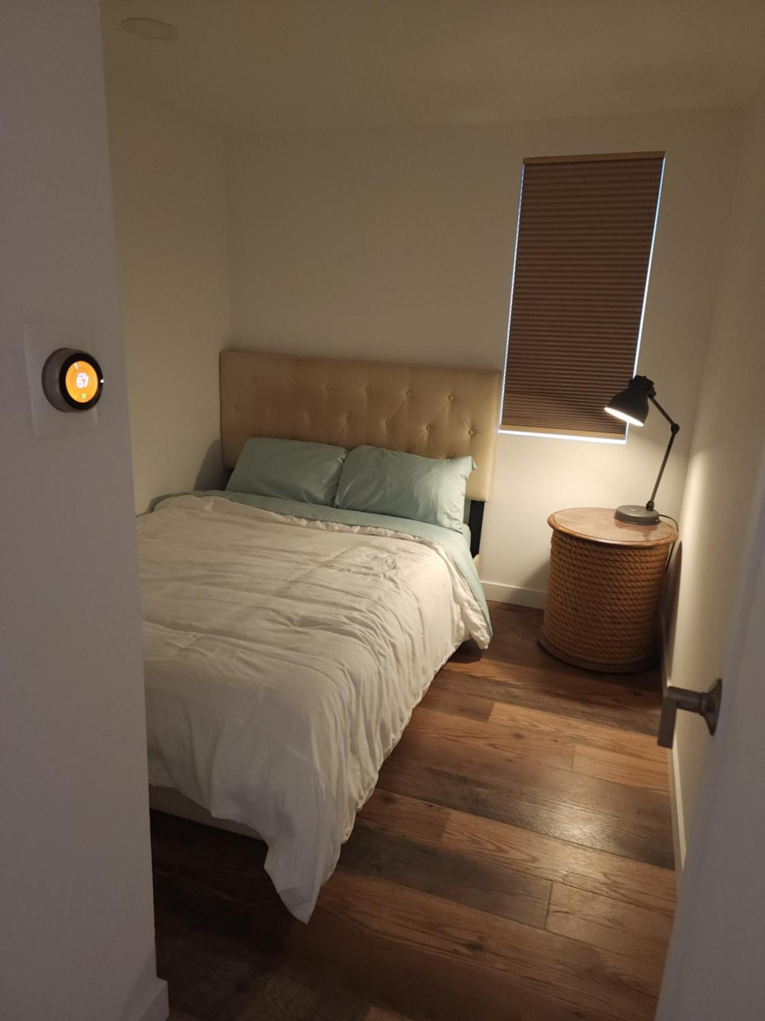 Apartment Homesmart: Cozy Charm Meets High-tech In Prime Area Seattle