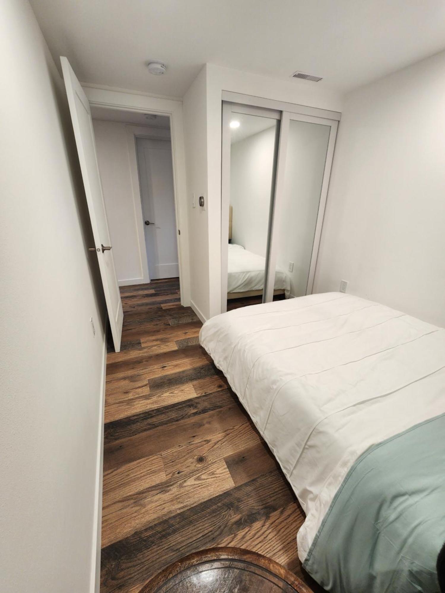 Apartment Homesmart: Cozy Charm Meets High-tech In Prime Area