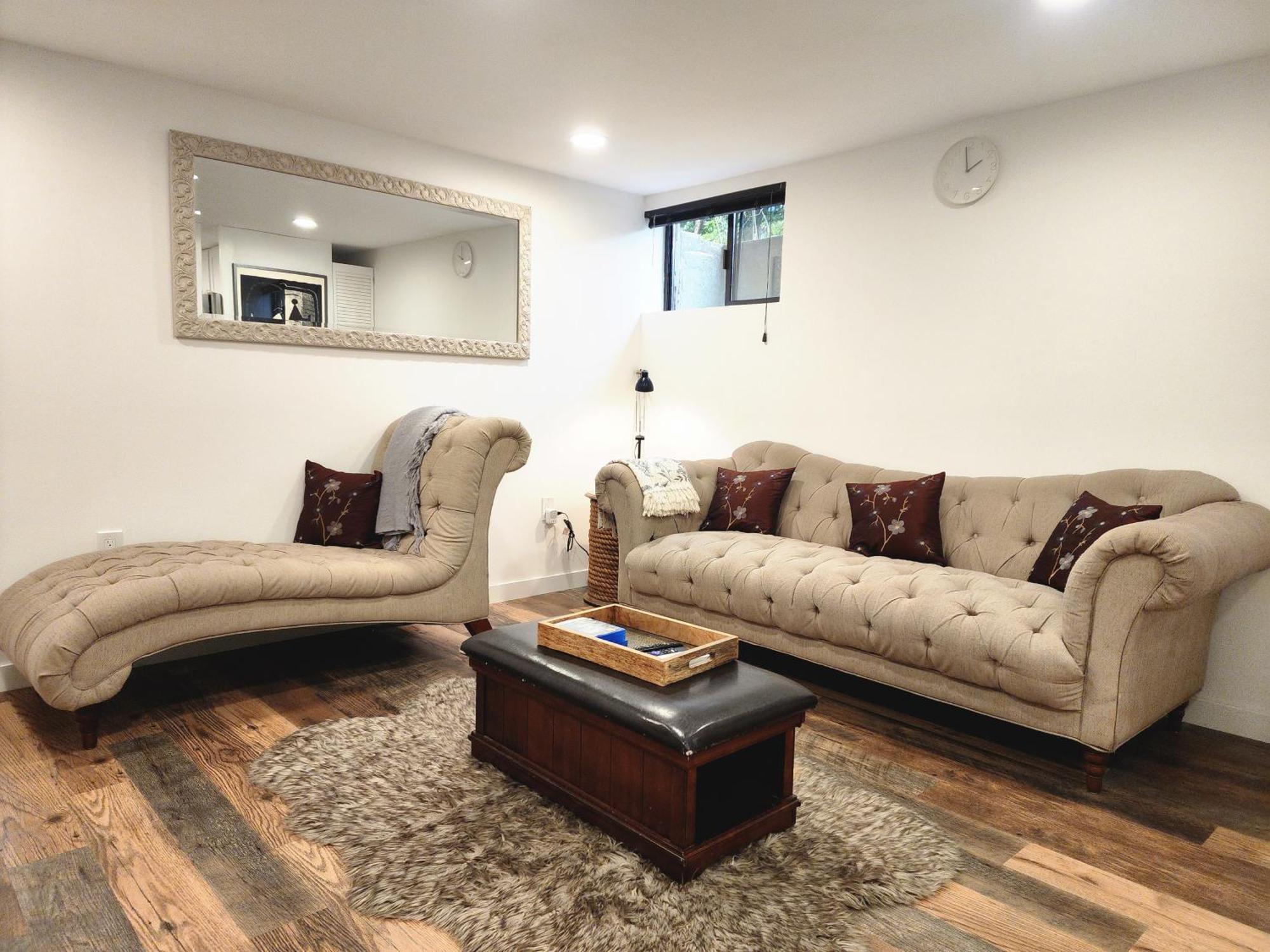 Homesmart: Cozy Charm Meets High-tech In Prime Area Apartment Seattle