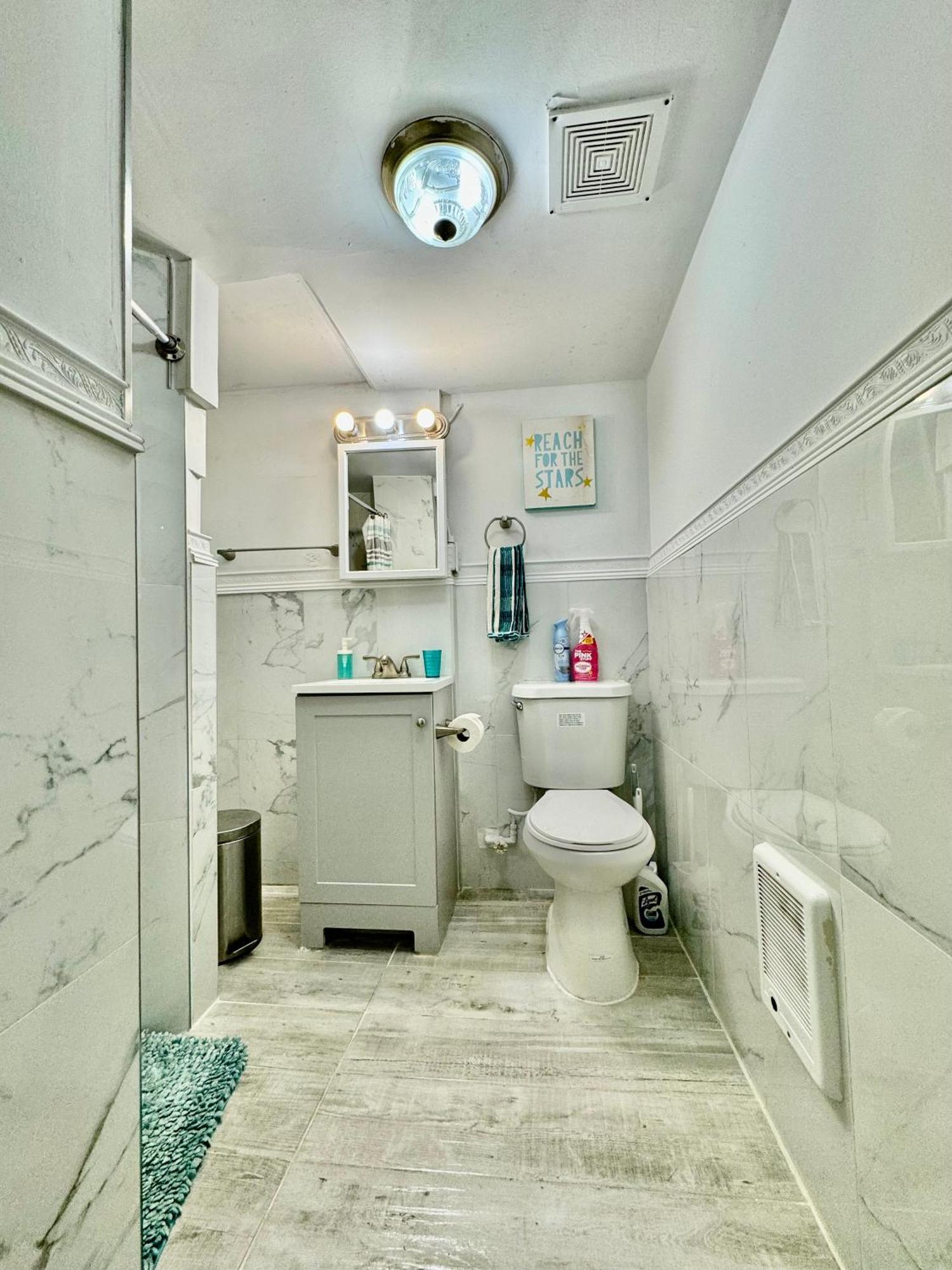 Tiny Private At The Upper Level Of A Big House With Shared Bathroom Homestay *